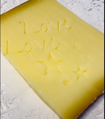Personnalisation du fromage grâce à un tampon alimentaire.
